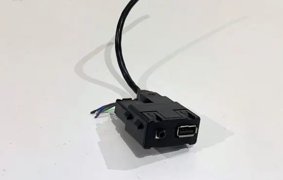 Opel Astra J USB socket connector 13360040
