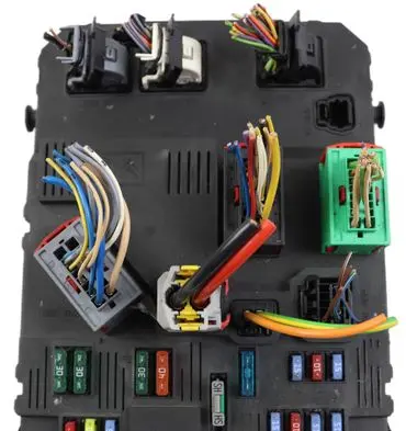 Peugeot 206 Fuse module 9653667680 S118085220E 743349500