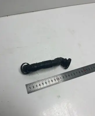 Volkswagen PASSAT B6 Breather hose/pipe 03G103493D