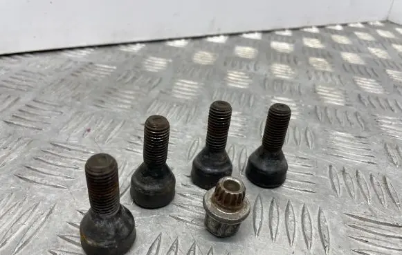 BMW 5 E60 E61 Anti-theft wheel nuts and lock 