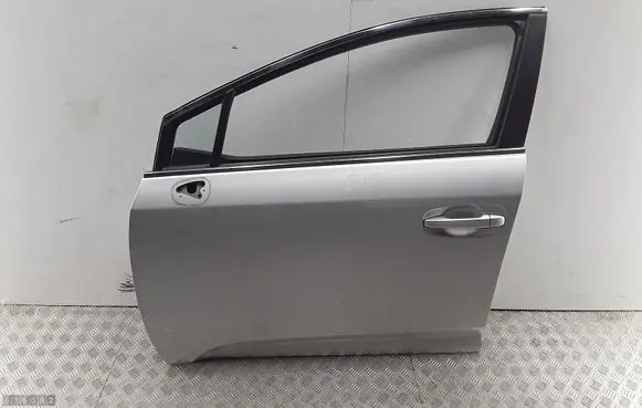 Toyota Avensis T270 Front door