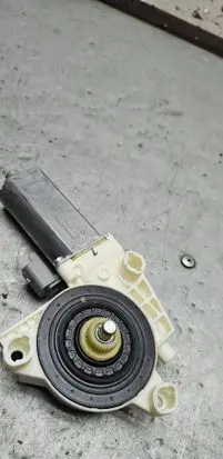 Peugeot 307 Front door window regulator motor 0130822021