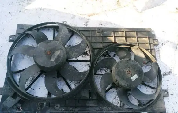 Volkswagen Jetta V Radiator cooling fan shroud 1K0121207T