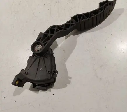 Accelerator throttle pedal