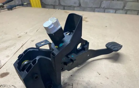 Dacia Duster II Brake pedal 8201606986 253206170R