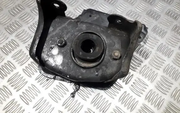 Peugeot 206 Engine mount bracket