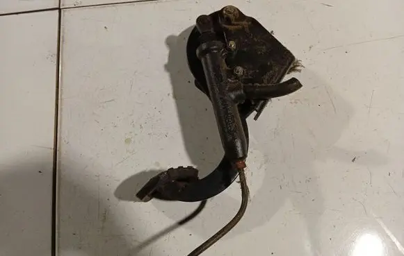 Mercedes-Benz 100 W631 Clutch pedal 