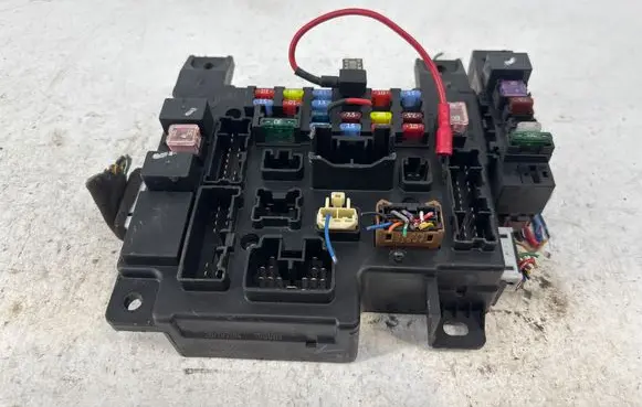Peugeot 4007 Fuse module 8637A824 50R411F02 6090080196