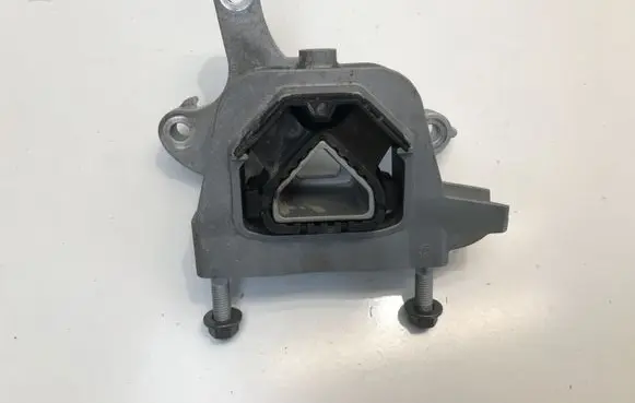 Engine mount vacuum valve