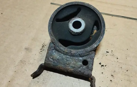 Toyota Yaris Engine mount bracket