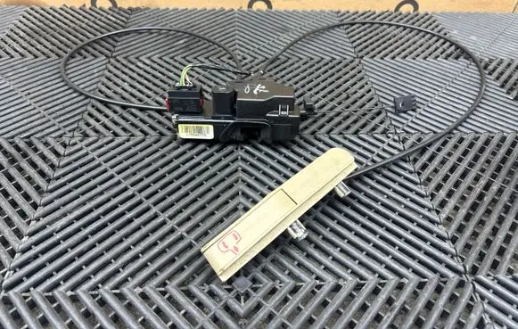 Chevrolet Corvette C6 Front door lock L15946775