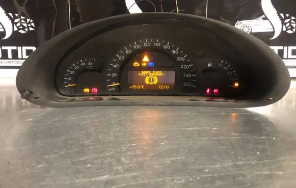 Mercedes-Benz C W203 Speedometer (instrument cluster) A2035403047 110080231004 1100802310