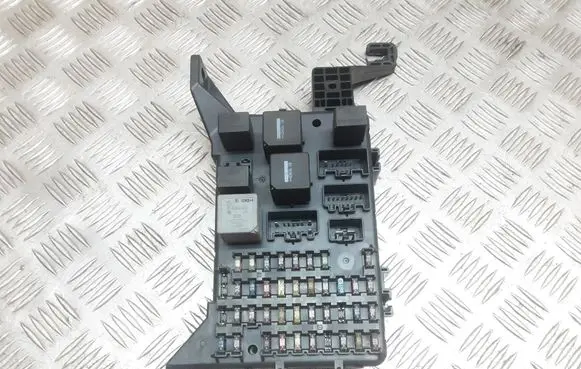 Ford Mondeo Mk III Fuse module 4S7T14A073AA