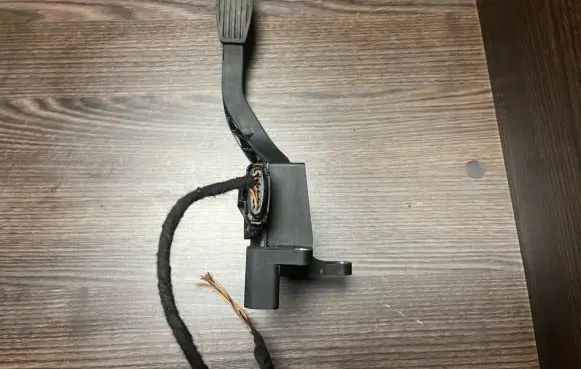 Iveco Daily 4th gen Accelerator throttle pedal 0281002632506 504061734