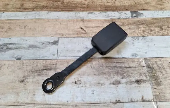 Front seatbelt buckle
