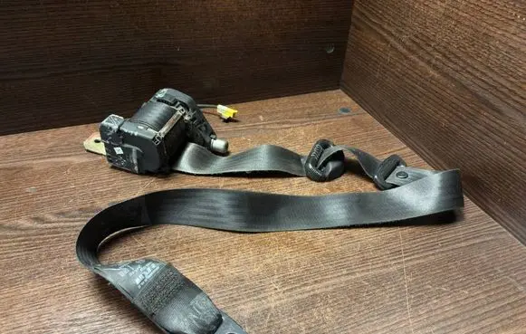 Iveco Daily 3rd gen Front seatbelt 33017280A1 048006