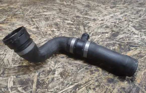 Mercedes-Benz S W220 Engine coolant pipe/hose