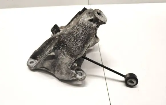 Engine mounting bracket
