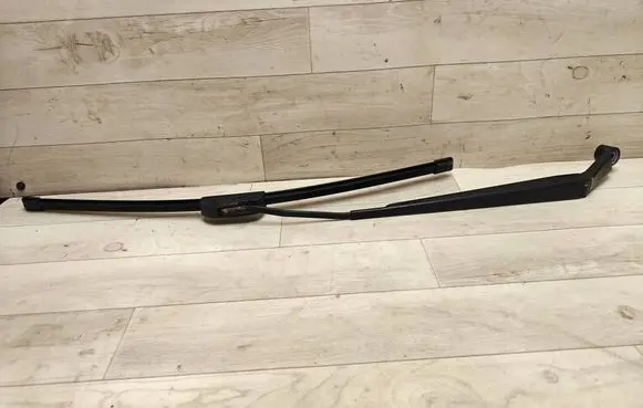 Toyota Avensis T250 Front wiper blade arm 