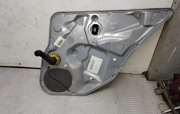 Rear door manual window regulator