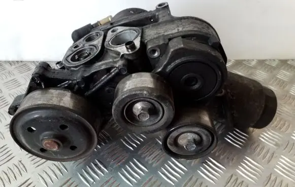 Honda FR-V Oil filter mounting bracket