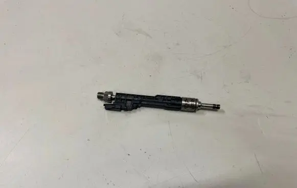 BMW X5 F15 Fuel injector 7639994 0261500172 13647639994
