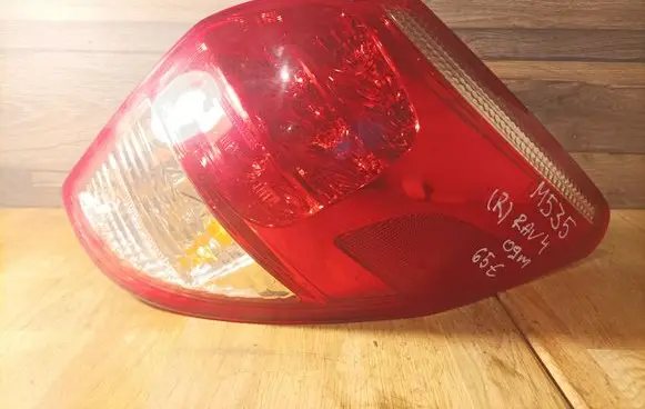 Toyota RAV 4 (XA20) Rear/tail lights I090037