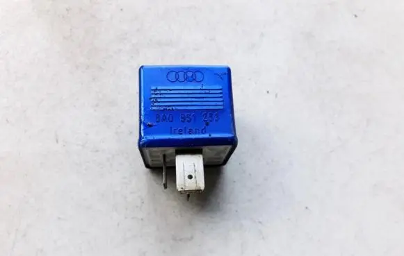 Volkswagen PASSAT B5 Other relay 8a0951253