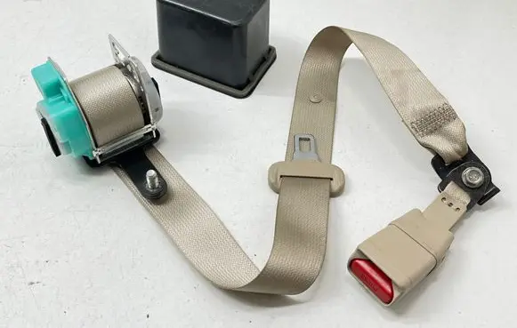 Subaru Legacy Middle seatbelt (rear) 2477859 191300360210 64715AJ00A