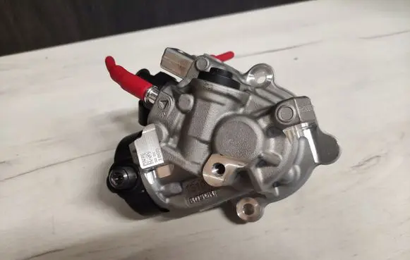 BMW X1 U11 Fuel injection high pressure pump 8597001