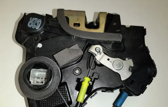 Toyota Avensis T250 Front door lock 50594A2 62R