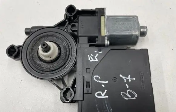 Volkswagen PASSAT B7 Front door window regulator motor 3AA959702A 988693317 936320110