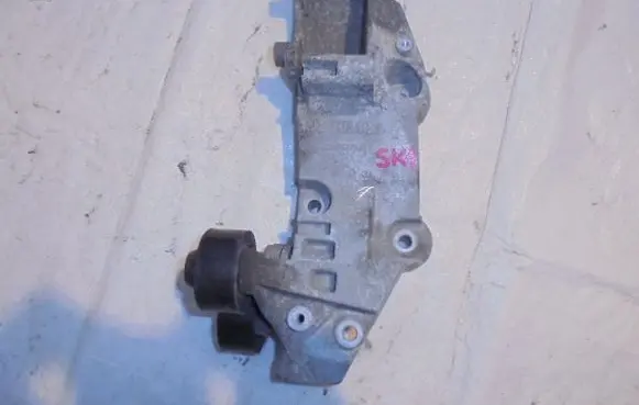 Renault Laguna III Generator/alternator bracket 8200527320