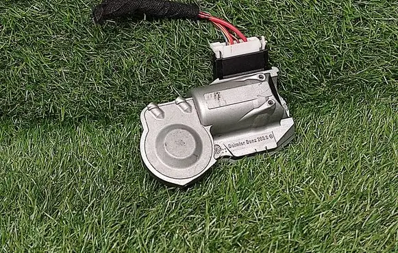 Mercedes-Benz CLS C219 Steering wheel lock A2034621130