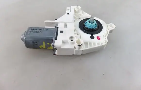 Volvo XC90 Front door window regulator motor 82907373