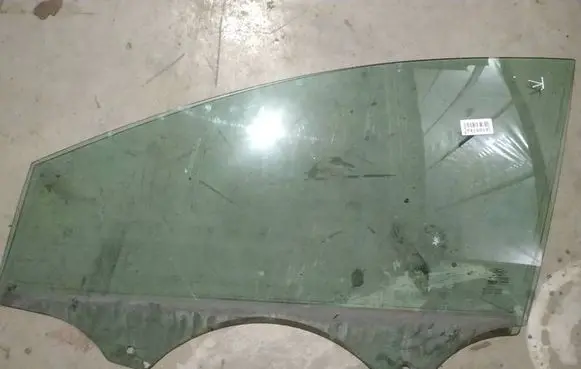 Ford Focus Front door window glass four-door as2
