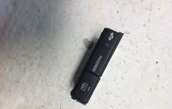 Toyota Avensis T250 Windscreen/window heater switch 8479005110