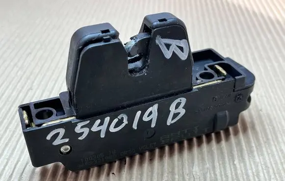 Citroen C4 I Tailgate lock latch 871982