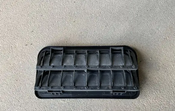 Quarter panel pressure vent
