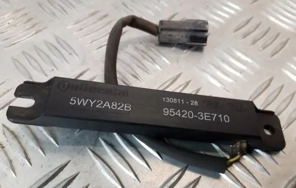 Hyundai ix35 Aerial antenna amplifier 954203E710 5WY2A82B