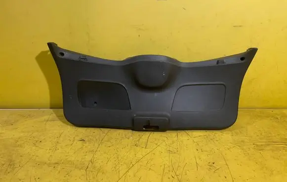 Renault Clio III Tailgate trim 8200293811