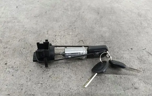 Opel Tigra B Ignition lock 131683065WK48668