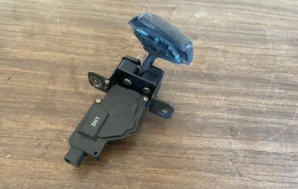 KIA Sorento Tailgate window lock/catch/latch 871303E000