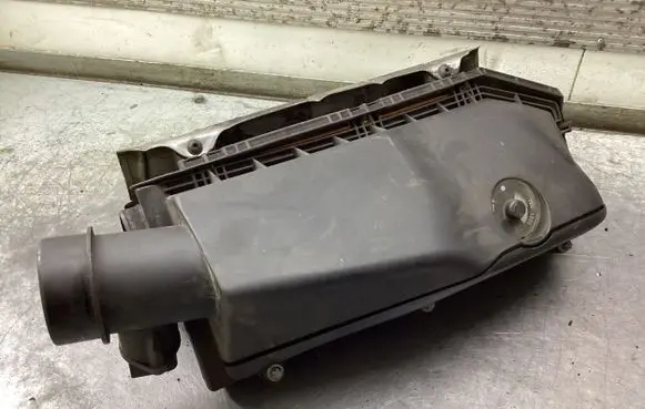 Mercedes-Benz C W203 Air filter box A0000945568