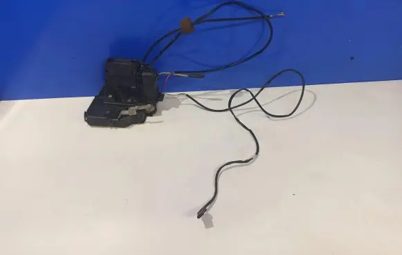 Mercedes-Benz C W203 Coupe door lock (next to the handle) 004133112621