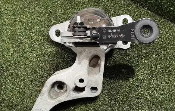 Opel Vivaro Engine mount bracket 112841371R 112101360R