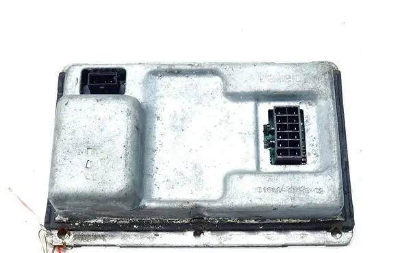 Audi A4 S4 B5 8D Voltage converter/converter module 
