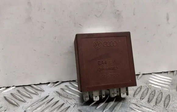 Volkswagen PASSAT B5.5 Window wiper relay 4B0955531C