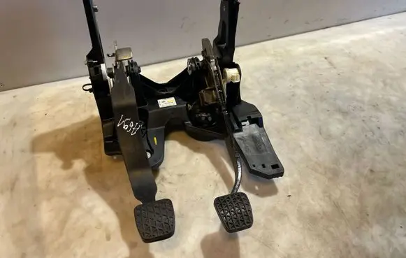 Opel Astra J Pedal assembly 512723057