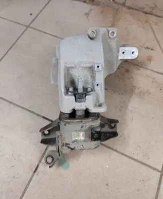 Engine mount bracket